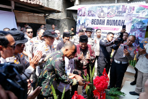 Sambut Hari Bhayangkara ke-80, Polri Bedah 80 Rumah Layak Huni, Bapak Usin (85) Kini Miliki Rumah Baru Berpanel Surya