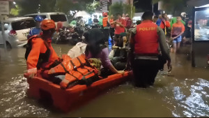 Tim Sar Brimob Polda Metro Jaya Evakuasi dan Berikan Bantuan Pelayanan Kepada Warga di Lokasi Banjir
