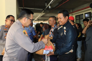 Polres Metro Bekasi Kota Berbagi Sembako, Ajak Ojol Bersama Jaga Kamtibmas