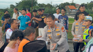 Polri Peduli: Kapolres Metro Bekasi Kota Bagikan Takjil dan Borong Dagangan UMKM di Grand Kemala Lagoon