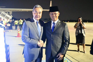 Menlu RI Sugiono Jemput Langsung Ketibaan Menlu RRT Wang Yi di Jakarta