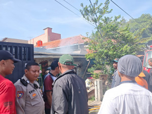 Respon Cepat Polsek Koja Tangani Kebakaran Rumah Kontrakan di Lagoa