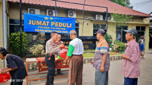 Jumat Peduli, Polsek Cilincing Bagikan 40 Paket Sembako untuk Warga yang Membutuhkan