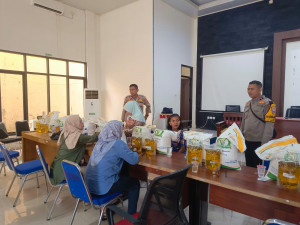 Pastikan Distribusi Lancar, Bhabinkamtibmas Sumurbatu Monitoring Penyaluran Bantuan Pangan Bulog