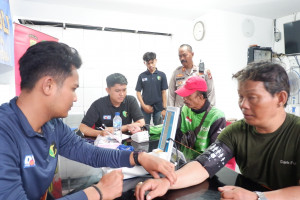 Polsek Pademangan Gelar Jumat Peduli Bagikan 100 Paket Sembako Untuk Komunitas Ojek Online