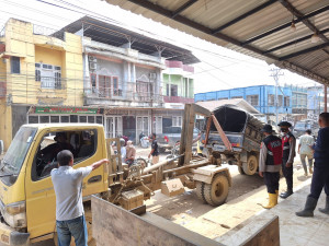 Dari Jalan Tergenang ke Bengkel Perbaikan, Polisi gunakan towing  Evakuasi Mobil Warga Pascabanjir