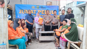 Dukung Jaga Jakarta, Polsek Pademangan Bagikan Sembako ke Warga