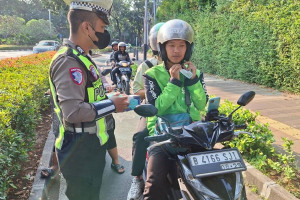 Ditlantas Polda Metro Jaya Bagikan 30.000 Masker untuk Pengemudi Ojol dan Wajib Pajak