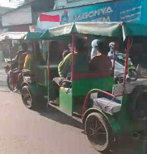 Odong-Odong Nekat Masuk Jalan Raya Cilincing, Penumpang Anak-Anak Terancam Bahaya