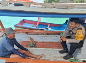 Bhabinkamtibmas Pulau Tidung Sosialisasikan Call Center 110 di Atas Kapal Nelayan Ajak Warga Aktif Jaga Keamanan Laut