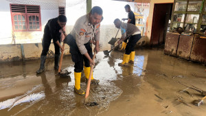Polres Pidie Jaya Gelar Bakti Sosial di Dua Lokasi Terdampak Banjir Bandang, Wujud Kepedulian Polriw untuk Masyarakat