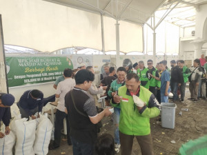 Jumat Berkah Jumat Peduli, Polsek Metro Penjaringan Bekerja Sama dengan DKM Masjid Al Qohhar Bagikan Sembako Untuk Ojol