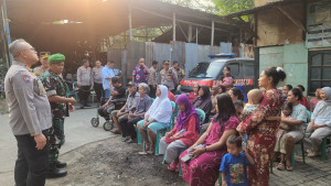 Polres Metro Tangerang Kota Dukung Program Jaga Jakarta On The Spot Sambangi Permukiman Padat di Cibodas, Polisi Bagikan Sembako dan Ingatkan Bahaya Narkoba