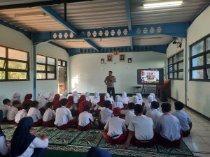Jakarta On The Spot Polisi Sambangi MPLS SMPN 288 Pulau Lancang, Sosialisasikan Bahaya Judi Online dan Layanan Polisi 110