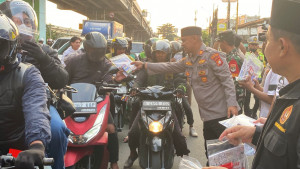 Polsek Bekasi Barat Bersama Tiga Pilar dan DPRD Berbagi Takjil, Pererat Kedekatan dengan Masyarakat