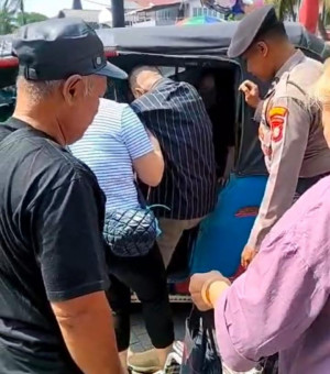 Polisi Bantu Lansia Hadiri Natal di Gereja Stella Maris