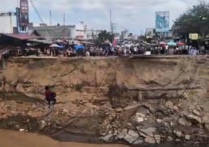 Brimob Aceh Pasang Tali Sling pada Jembatan Putus dan Geser Speed Boat untuk Mendukung Mobilitas Warga di Bireuen