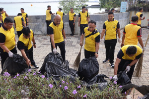 Polres Kepulauan Seribu Aksi Nyata Kapolres Pimpin Korve Bersihkan Laut dan Dermaga Marina Ancol