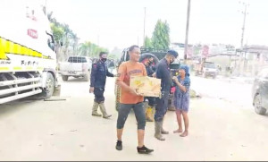 Polisi Bagikan Makanan untuk Korban Banjir Redam Kepanikan dan Pastikan Distribusi Bantuan Tetap Lancar