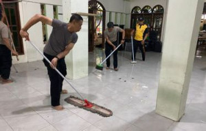 Pasca Olah TKP, Polres Metro Jakarta Utara Bersihkan Masjid SMAN 72 Kelapa Gading untuk Pulihkan Kondisi dan Hilangkan Traumatis Warga Sekolah