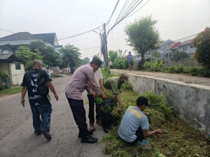 Bhabinkamtibmas Bekasi Barat Pimpin Sabtu Bersih, Warga Kompak Bersihkan Jalan Bougenville