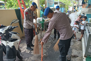Dipolairud PMJ Bersih-Bersih Masjid di Penjaringan Dukung Gerakan Indonesia Asri