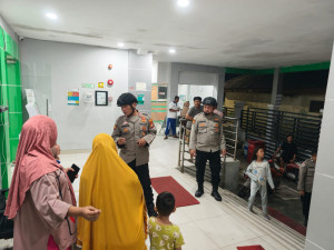 Patroli Dini Hari Polsek Kepulauan Seribu Utara Sosialisasikan Layanan Polisi 110 dan Antisipasi Kejahatan 3C