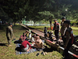 Sinergitas TNI–Polri Diperkuat, Patroli Malam Gabungan Polsek Kepulauan Seribu Utara Antisipasi Tawuran dan Kejahatan Jalanan