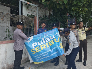 Polres Kepulauan Seribu Gelar Penertiban Umbul-Umbul dan Spanduk dalam Kegiatan Jaga Jakarta Bersih