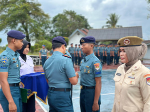 Danlanal Dabo Singkep Pimpin Upacara Kenaikan Pangkat Personel Lanal Dabo Singkep di Tengah Guyuran Hujan