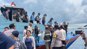 Anggota Pos Pam Ops Ketupat Jaya 2026 Polres Kepulauan Seribu Amankan Dermaga, Bantu Penumpang dan Cegah Narkoba, Hubungi 110 Saat Darurat