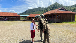 Satgas Ops Damai Cartenz Gelar Patroli Dialogis dan Sambang ke SDN Bale, Perkuat Kedekatan Humanis dengan Masyarakat
