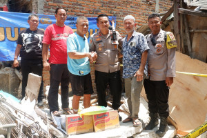 Polsek Pademangan Gelar "Jumat Peduli" Bantu Korban Bangunan Runtuh di Budi Mulia