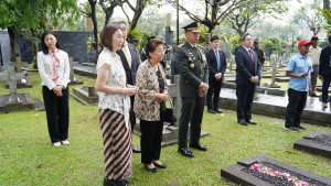 Pangdam Jaya Dampingi Menhan Jepang Ziarah TMPN Kalibata