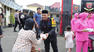 Brimob Polda Metro Jaya Bagi Takjil untuk Warga di Depan Mako Gegana
