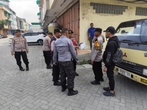 Polsek Pademangan Gelar Patroli Jalan Kaki di Kawasan Ruko Permata Ancol untuk Perkuat Program Jaga Lingkungan