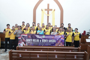 Bakti Religi Sambut Natal 2025, Personel Kristiani Polres Metro Jakarta Utara Gelar Aksi Bersih-Bersih Gereja di Sunter