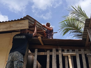 Personel TMMD Ke-127 Kodim 1514/Morotai Lanjutkan Pekerjaan Flur Lantai dan Pemasangan Lisplang RTLH
