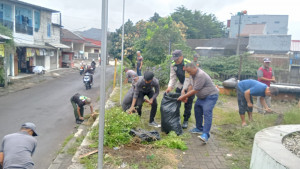 Sinergi Tiga Pilar, Bhabinkamtibmas Polsek Bekasi Barat Gelar Aksi K3 Bersama Warga Jakasampurna