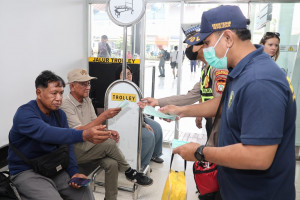 Polisi Beri Layanan Kesehatan dan Bagikan Masker kepada Pengguna Jasa Bandara Soetta