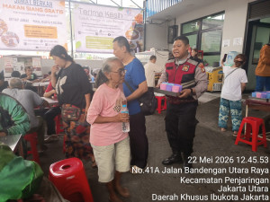 Polsek Metro Penjaringan Gelar Jum’at Peduli, Bagikan 500 Paket Makanan untuk Warga dan Pekerja Harian