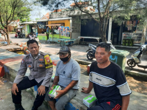 Bhabinkamtibmas Pulau Lancang Jakarta On The Spot Sambang Warga, Sosialisasikan Layanan Polri 110 dan Ajak Warga Jaga Keamanan Lingkungan