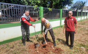 May Day Berbeda di Kota Bekasi: Buruh dan Polisi Tanam Pohon Bersama