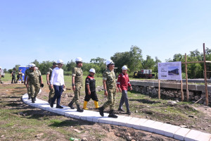 Danlanud Sultan Hasanuddin Dampingi Wakasau Tinjau Pembangunan Infrastruktur Site Radar Takalar