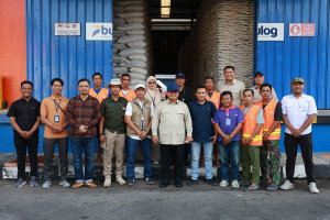 Di Tengah Sidak Gudang Bulog di Magelang, Prabowo Sapa dan Foto Bareng Pegawai