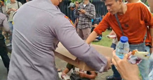 Polisi Bagikan Roti dan Air Mineral untuk Massa Aksi Mahasiswa BEM UBK di Silang Selatan