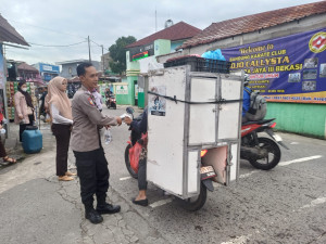 Bhabinkamtibmas Bintarajaya Polsek Bekasi Barat Bersama Kader Posyandu RW.05 Membagikan Takjil