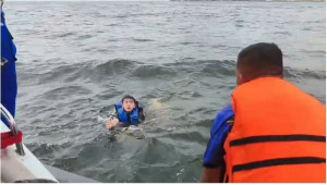 Aksi Heroik Sat Polairud Polres Kepulauan Seribu Selamatkan Pengendara Jetski Terseret Arus di Pantai Mutiara