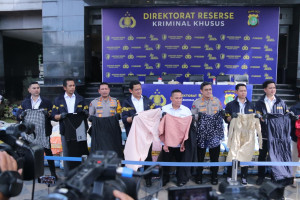Polda Metro Jaya Bongkar Penyeludupan 439 Ballpress Pakaian Bekas Impor