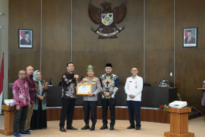 Polda Riau Raih Dua Penghargaan Keterbukaan Informasi Publik, Kapolda: Kado Istimewa Hari Bhayangkara ke-80